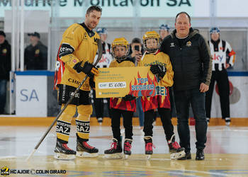 8 Devos Philip-Michaël, Academy, Académie, C.G Photographie, Chèque, Club National League, Colin Girard, HC Ajoie, HCA, HCA Vs HCL, Joueurs 1ERE, NL, National League, PlayOut, Postfinance Topscorer, RAIFFEISEN ARENA, Saison 2024-25, Saison24-25, hockey, sponsor