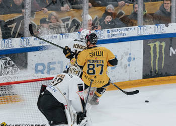 87 Pedretti Marco, C.G Photographie, Club National League, Colin Girard, HC Ajoie, HCA, HCA Vs HCL, Joueurs 1ERE, NL, National League, PlayOut, RAIFFEISEN ARENA, Saison 2024-25, Saison24-25, charge à la bande, faute, hockey