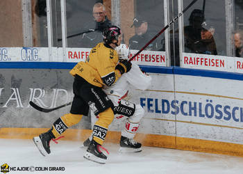 4 Hazen Jonathan, C.G Photographie, Club National League, Colin Girard, HC Ajoie, HCA, HCA Vs HCL, Joueurs 1ERE, NL, National League, PlayOut, RAIFFEISEN ARENA, Saison 2024-25, Saison24-25, charge à la bande, faute, hockey