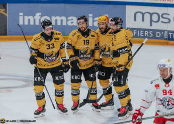 8 Devos Philip-Michaël, But, C.G Photographie, Club National League, Colin Girard, Groupe, HC Ajoie, HCA, HCA Vs SCRJ, Joueurs 1ERE, NL, National League, Postfinance Topscorer, RAIFFEISEN ARENA, Saison 2024-25, Saison25-26, célébration, hockey, sponsor