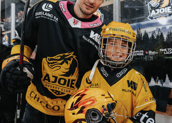 4 Hazen Jonathan, C.G Photographie, Club National League, Colin Girard, HC Ajoie, HCA, Joueurs 1ERE, NL, National League, Postfinance Topscorer, RAIFFEISEN ARENA, Saison 2024-25, Saison25-26, avant match, entrée joueurs, hockey, sponsor