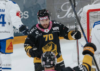 70 Romanenghi Matteo, But, C.G Photographie, Club National League, Colin Girard, HC Ajoie, HCA, NL, National League, RAIFFEISEN ARENA, Saison 2025-26, Saison25-26, célébration, hockey