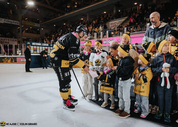 32 Turkulainen Jerry, Beutcher du match, C.G Photographie, Club National League, Colin Girard, Enfants, HC Ajoie, HCA, NL, National League, Qoqa, RAIFFEISEN ARENA, Saison 2025-26, Saison25-26, hockey, sponsor