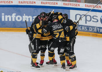 32 Turkulainen Jerry, But, C.G Photographie, Club National League, Colin Girard, Groupe, HC Ajoie, HCA, HCA Vs HCD, NL, National League, RAIFFEISEN ARENA, Saison 2025-26, Saison25-26, célébration, hockey