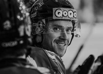 20 Cormier Cole, C.G Photographie, Club National League, Colin Girard, HC Ajoie, HCA, HCA Vs GSHC, Ligue contre le cancer, Match de charité, Movember, NL, National League, RAIFFEISEN ARENA, Saison25-26, hockey, sourire