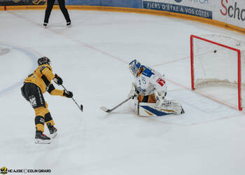 74 Nättinen Julius, But, C.G Photographie, Club National League, Colin Girard, HC Ajoie, HCA, HCA Vs EVZ, NL, National League, RAIFFEISEN ARENA, Saison 2025-26, Saison25-26, hockey