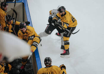 87 Pedretti Marco, C.G Photographie, Club National League, Colin Girard, HC Ajoie, HCA, HCA Vs HCFG, NL, National League, RAIFFEISEN ARENA, Saison 2025-26, Saison25-26, charge à la bande, faute, hockey