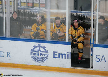 2 Pilet Valentin, 23 Gauthier Frédérik, 95 Bozon Kevin, C.G Photographie, Club National League, Colin Girard, HC Ajoie, HCA, HCA Vs HCFG, NL, National League, RAIFFEISEN ARENA, Saison 2025-26, Saison25-26, banc de pénalité, hockey