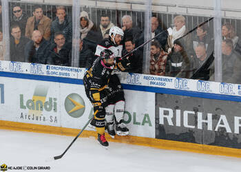 41 Bellemare Pierre-Edouard, C.G Photographie, Club National League, Colin Girard, HC Ajoie, HCA, HCA Vs LHC, NL, National League, RAIFFEISEN ARENA, Saison 2025-26, Saison25-26, charge à la bande, faute, hockey