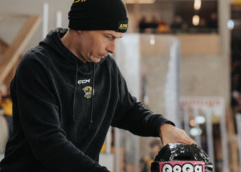 C.G Photographie, Club National League, Colin Girard, Gellé Boris Chef Mat., HC Ajoie, HCA, HCA Vs EHCB, NL, National League, Qoqa, RAIFFEISEN ARENA, Saison25-26, Staff, avant match, casque, hockey, sponsor