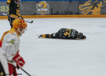 14 Emils Veckaktins, C.G Photographie, Club National League, Colin Girard, HC Ajoie, HCA, HCA Vs EHCB, NL, National League, RAIFFEISEN ARENA, Saison 2025-26, Saison25-26, blessure, hockey, puck au visage
