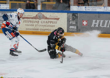 4 Hazen Jonathan, C.G Photographie, Club National League, Colin Girard, HC Ajoie, HCA, HCA Vs ZSCLions, NL, National League, RAIFFEISEN ARENA, Saison 2025-26, Saison25-26, chute, freinage, hockey, neige