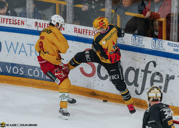 3 Honka Anttoni, C.G Photographie, Club National League, Colin Girard, HC Ajoie, HCA, HCA Vs SCLTigers, NL, National League, Postfinance Topscorer, RAIFFEISEN ARENA, Saison 2025-26, Saison25-26, charge à la bande, faute, hockey, sponsor