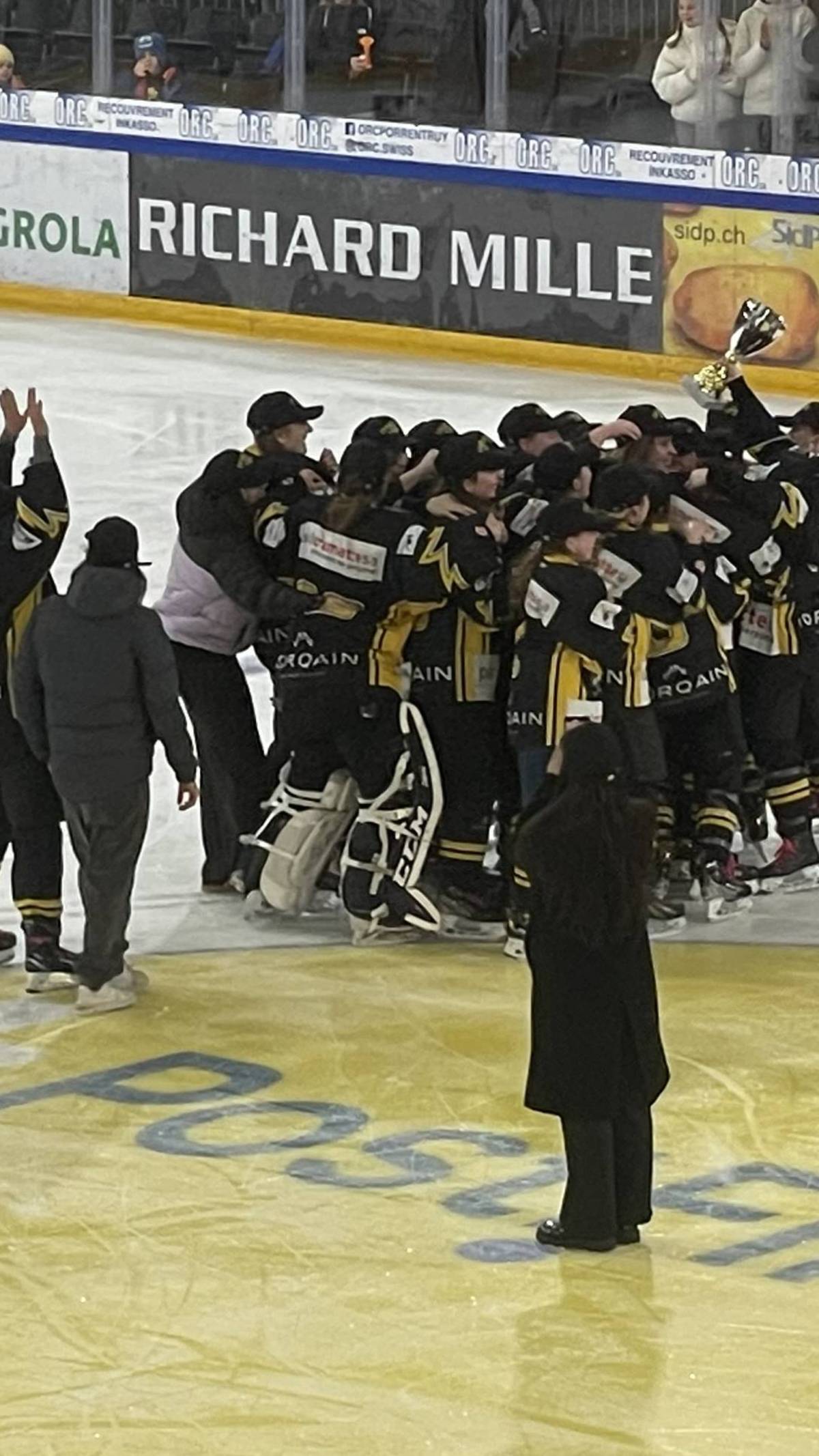 LES HC AJOIE LADIES CHAMPIONNES DE SWHL D