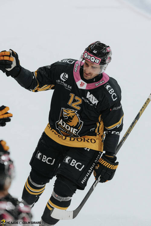 12 Frossard Thibault, But, C.G Photographie, Club National League, Colin Girard, HCA, HCAjoie, Hockey Club Ajoie, Joueurs 1ERE, NL, National League, Porrentruy, RAIFFEISEN ARENA, Saison 2024-25, célébration, hockey, maillot noir