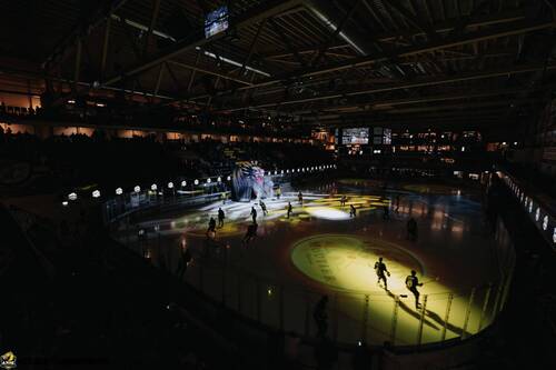 Raiffeisen Arena dans la pénombre