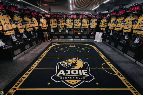 photo du vestiaire HCA lors du match avec les maillots du 50e anniversaire du club