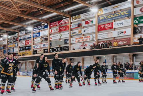 joueurs celebrant victoire avec le kop (ouverture dans une nouvelle fenêtre)