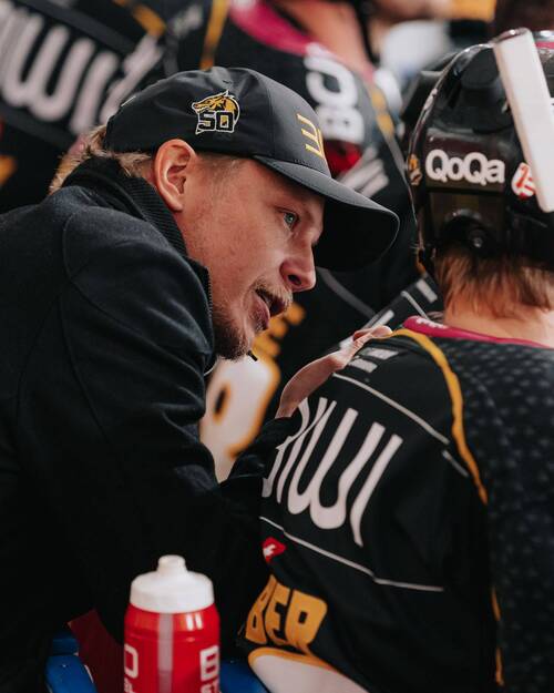 gregory sciaroni prodiguant ses conseils à un de ses coéquipiers l'an passé