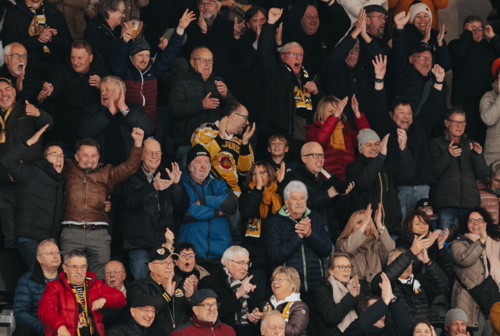 photo des tribunes assises en liesse (ouverture dans une nouvelle fenêtre)